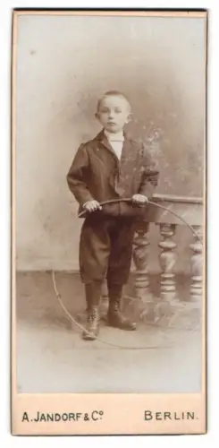 Fotografie A. Jandorf & Co., Berlin, Junge mit Reifen