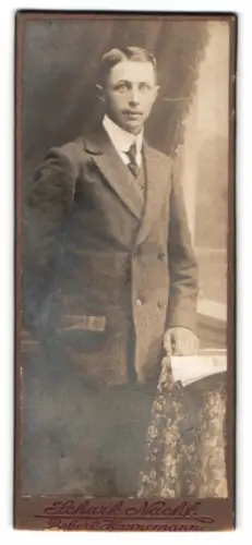 Fotografie Schark Nachf., Ort unbekannt, Eleganter Herr mit Anzug