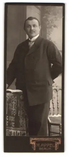 Fotografie M. Appel, Berlin, Neue Königstr. 1, Porträt eines eleganten Herren