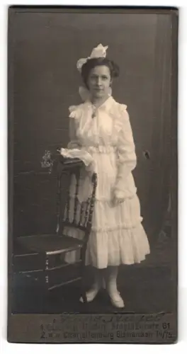 Fotografie Hans Nagel, Berlin, Steglitzerstr. 61, Mädchen im weissen Kleid mit Schleife