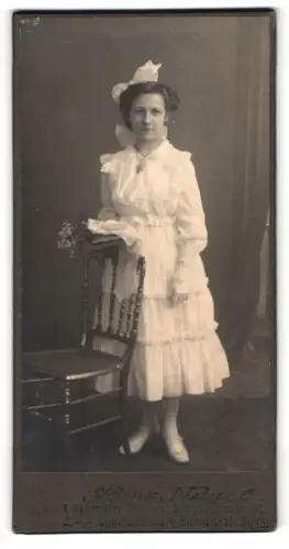 Fotografie Hans Nagel, Charlottenburg, Bismarckstr. 74/75, Mädchen in weissem Kleid mit Blumen