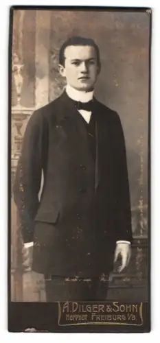Fotografie A. Dilger & Sohn, Freiburg i. B., Eleganter junger Mann