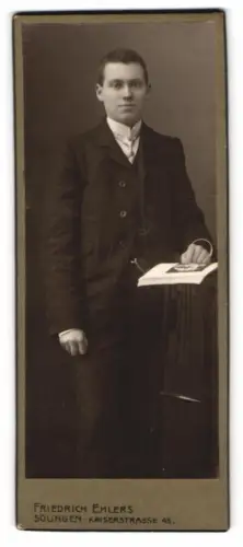 Fotografie Friedrich Ehlers, Solingen, Kaiserstrasse 45, Porträt eines jungen Mannes