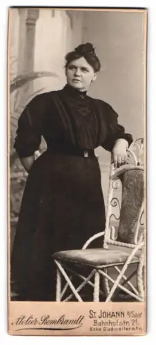 Fotografie Atelier Rembrandt, St Johann a. Saar, Bahnhofstr. 21, Dame in schwarzem Kleid mit Stuhl