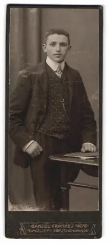 Fotografie R. Müller, Görlitz, Dresdener Platz, Eleganter junger Mann am Tisch