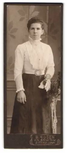 Fotografie B. Boden, Zittau, Juststrasse, Porträt einer Frau mit Blumenarrangement