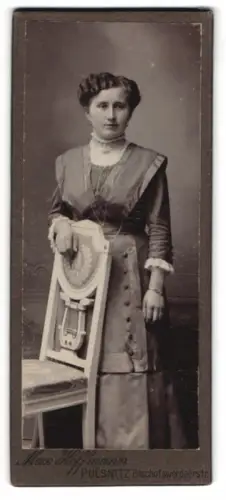 Fotografie Max Hoffmann, Pulsnitz, Bischofswerdaerstrasse, Dame mit Stuhl