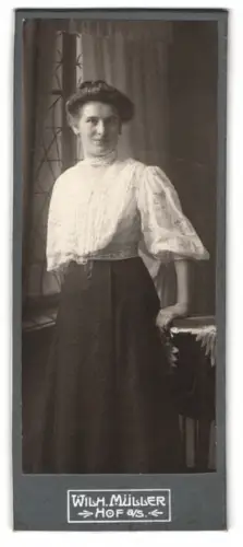 Fotografie Wilh. Müller, Hof a. S., Frau in Bluse und Rock