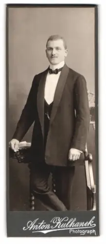 Fotografie Anton Kulhanek, Berlin, Elsasserstr. 1, Eleganter Herr im Anzug
