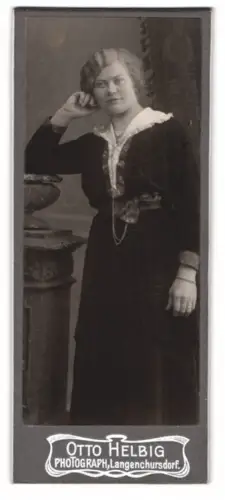 Fotografie Otto Helbig, Langenchursdorf, Elegante Dame lehnt an einem Podest