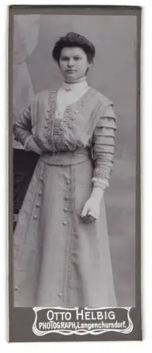 Fotografie Otto Helbig, Langenchursdorf, Elegant gekleidete Frau