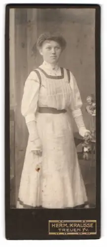 Fotografie Herm. Krausse, Treuen i. V., Ganzkörperporträt einer jungen Frau