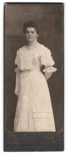 Fotografie Richard Wagner, Sinsheim /Els., Frau in elegantem Kleid