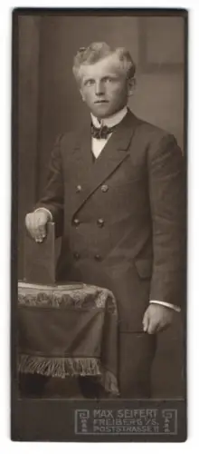 Fotografie Max Seifert, Freiberg i. S., Poststrasse 11, Junger Mann im Anzug