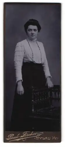 Fotografie Paul Fischer, Mylau i. V., Elegantes Damenporträt mit Stuhl