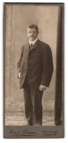 Fotografie Ernst Tremper, Hannover, Cellerstr 19a, Porträt eines eleganten Herren