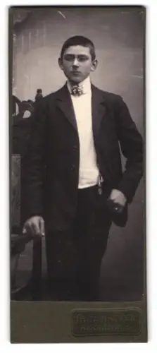 Fotografie Fritz Häcker, Annaberg i. S., Carlsplatz 3, Porträt eines jungen Mannes