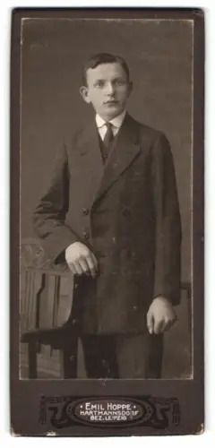 Fotografie Emil Hoppe, Hartmannsdorf /Leipzig, Junger Mann im Anzug
