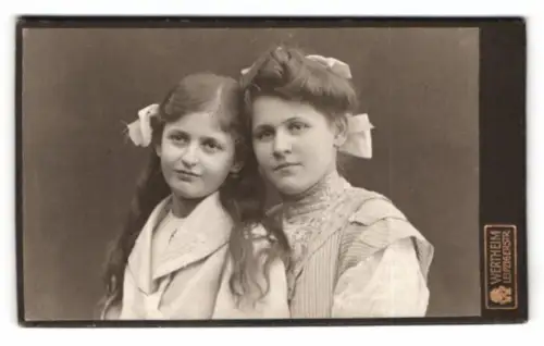 Fotografie Wertheim, Berlin, Leipzigerstrasse, Porträt von zwei Frauen