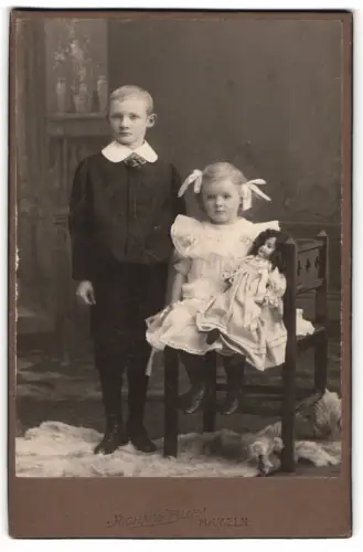 Fotografie Richard Blum, Hameln, Kinderporträt mit grosser Puppe