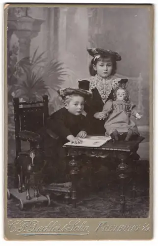 Fotografie C. F. Deckler & Sohn, Freiburg, Bahnhofstrasse 10, Kinder mit Puppe und Holzpferd auf Rollen