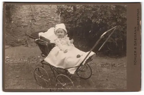 Fotografie Köhler & Saemann, Halberstadt, Heinrich Juliusstr. 8, Kleinkind im Kinderwagen