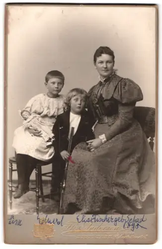 Fotografie Th. Andersen, Stuttgart, Charlottenstr. 8, Mutter Elise Fischer mit ihren Kindern Lisa & Eduard, Puppe Gewehr