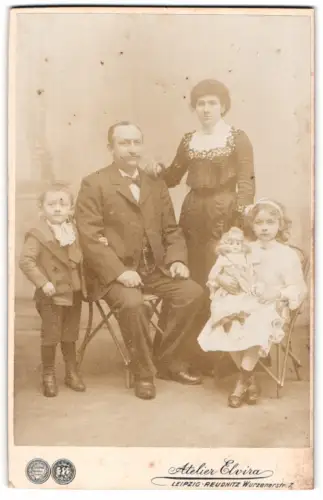 Fotografie Atelier Elvira, Leipzig, Wurzenerstr. 7, Familienportrait mit Kindern und grosser Puppe im Arm