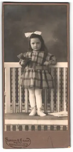 Fotografie Samson & Co. GmbH, Mainz, Grosse Bleiche 28 1/10, Mädchen mit Teddybär