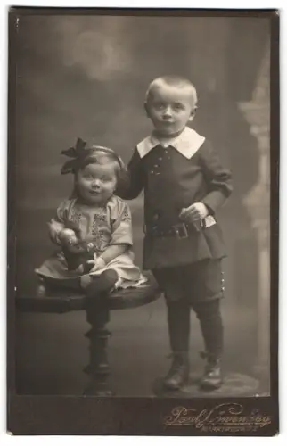 Fotografie Paul Löwenhag, Marktredwitz, Portrait zweier Kinder mit Puppe