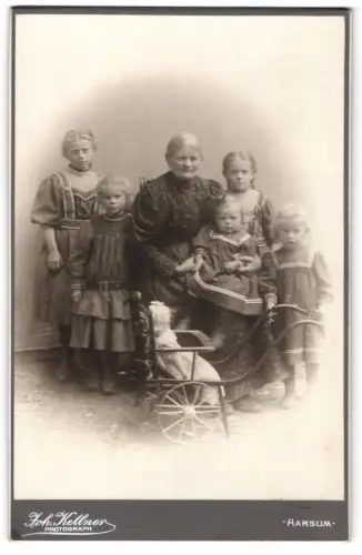 Fotografie Joh. Kellner, Harsum, Grossmutter mit Enkelkindern und grosser Puppe im Puppenwagen