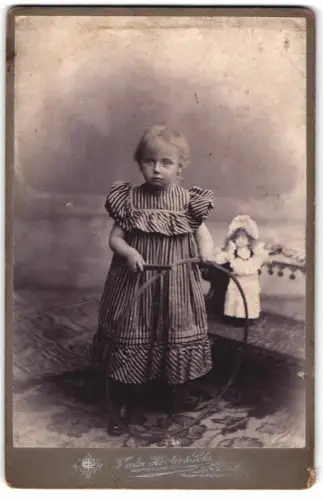Fotografie Theodor Harder & Söhne, Celle, Mauerstrasse, Kind mit Puppe und Reifen