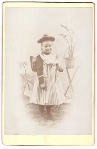 Fotografie unbekannter Fotograf und Ort, Mädchen mit Schultüte und Ranzen, Schulanfang