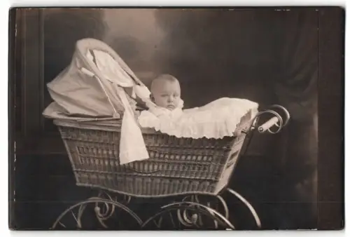 Fotografie unbekannter Fotograf und Ort, Baby im Kinderwagen