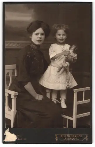 Fotografie Rud. Neubauer, Bielefeld, Niedernstr. 17, Mutter mit Kind und Puppe
