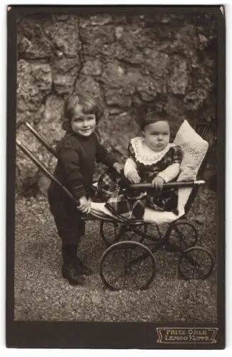 Fotografie Fritz Ohle, Lemgo i. Lippe, Zwei Kinder mit Kinderwagen