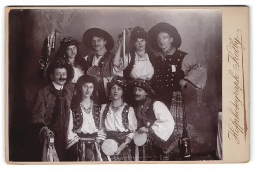 Fotografie Hofphotograph Kolby, Plauen i. V., Rädel Strasse 1, Gruppe in zum Fasching als Vagabunden / Fahrendes Volk
