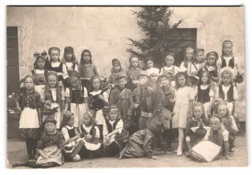 Fotografie unbekannter Fotograf und Ort, Gruppe von Kindern als Rotkäppchen und der Wolf zum Fasching