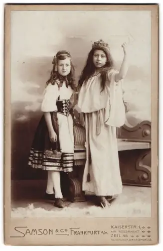 Fotografie Samson & Co, Frankfurt a/M., Kaiserstr. 1, Kinder Else und Rolf Völkel in Kostümen, Tracht und Rolf als Frau