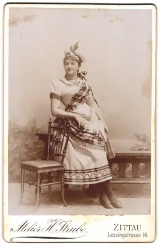 Fotografie H. Strube, Zittau, Lessingstrasse 14, Frau in zum Fasching im Kostüm
