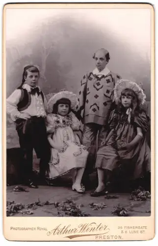 Fotografie Arthur Winter, Preston, 36 Fishergate, Lebendige Darstellung einer jungen Theatergruppe, Fasching