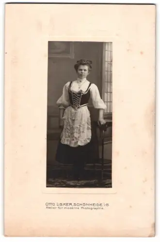 Fotografie Otto Lisker, Schönheide i.v.S., Junge Frau im traditionellen Kleid, Tracht