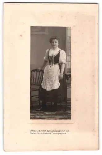 Fotografie Otto Lisker, Schönheide i/S., Frau in Tracht neben Stuhl