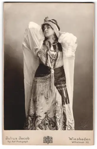 Fotografie Julius Jacob, Wiesbaden, Wilhelmstr. 52, Frau im Kostüm als Tänzerin, Vagabundin