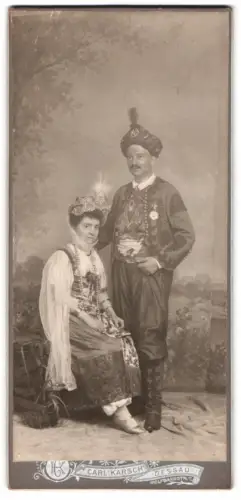 Fotografie Carl Karsch, Dessau, Wolfgangstr. 7, Paar in traditioneller arabischer Tracht zum Fasching