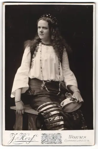 Fotografie J. Herf, Worms, Gymnasiumstr. 4, junge Dame Therese mit Tamburin als Vagabundin, fahrendes Volk