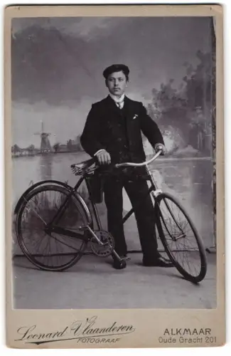 Fotografie Leonard Vlaanderen, Alkmaar, Oude Gracht 201, Mann mit Fahrrad vor Landschaftskulisse
