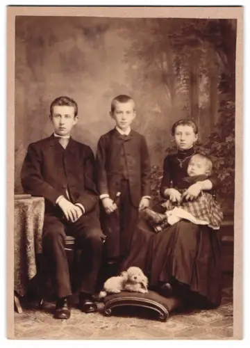 Fotografie unbekannter Fotograf und Ort, Familienporträt mit Kindern und Stoffhund