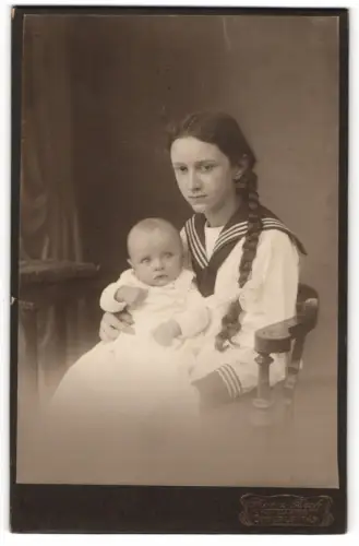 Fotografie Franz Beck, Ohrdruf i. Thüringen, junge Mutter mit Baby auf dem Schoss und geflochtenem zopf