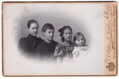 Fotografie Atelier F. Kugler, Sigmaringen, Königsstrasse, Porträt von vier Geschwistern der Grösse nach aufgestellt